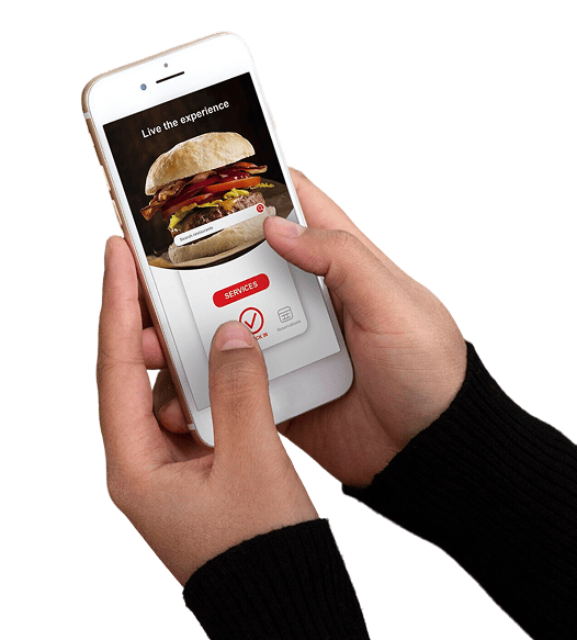 Əllər smartfon tutaraq yemək çatdırılması konsepsiyasına malik mobil tətbiq interfeysi vasitəsilə burger sifariş edir.