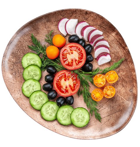 Taxta boşqabda xiyar, pomidor, turp və zeytun ilə təzə tərəvəz salatının yuxarıdan görünüşü.